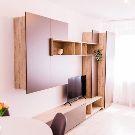 Riverside White Apartment Satu Mare Exterior photo